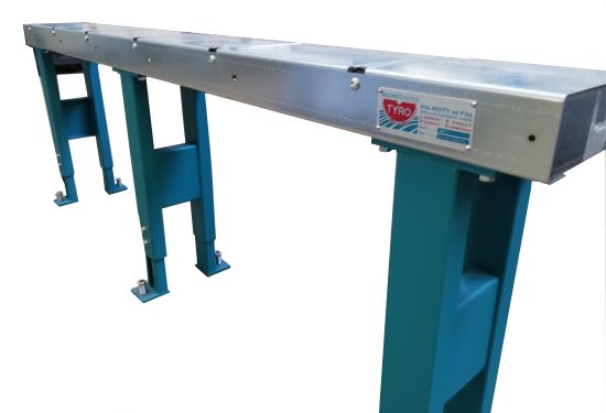 Roller conveyor for heavy metal loads